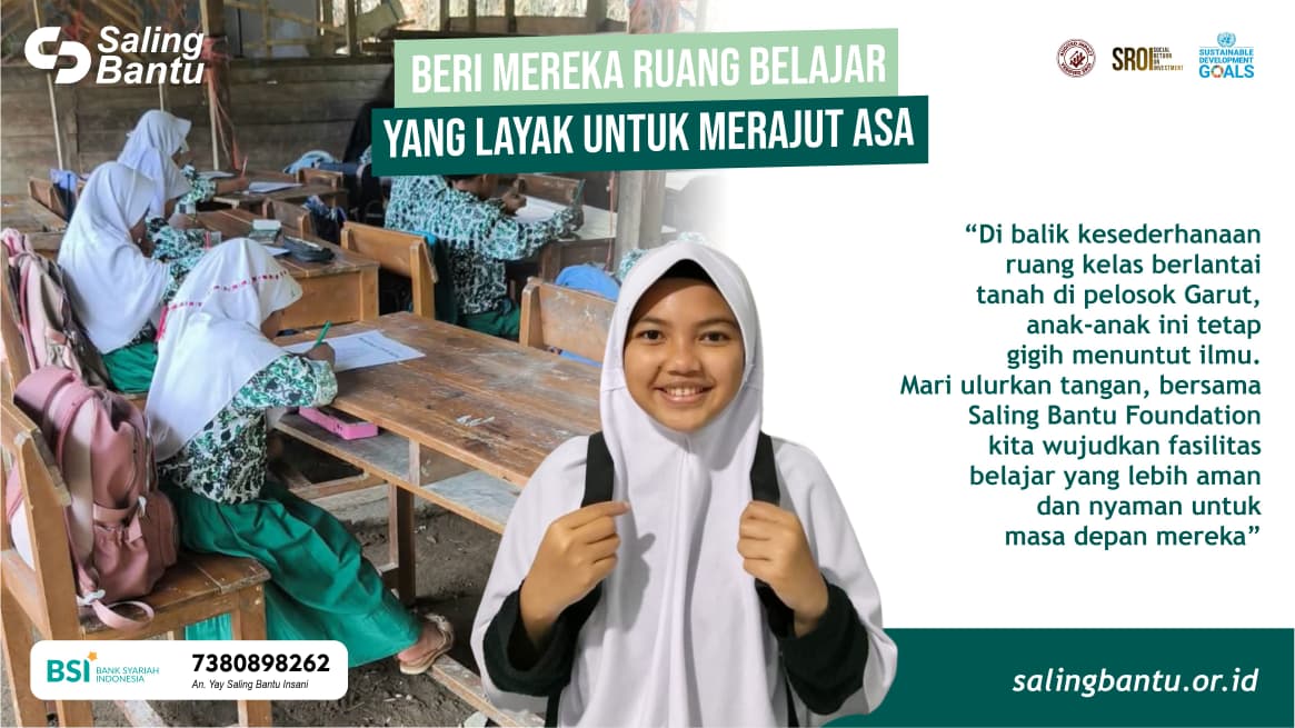 Empat anak laki-laki tertawa duduk di rerumputan hijau, satu memegang ukulele